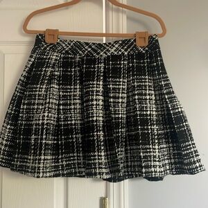 Banana Republic - Women’s Black and White Pleated Miniskirt - 6P